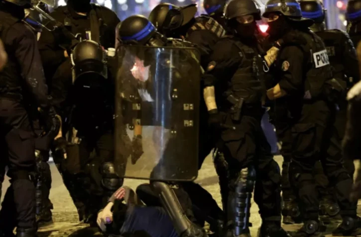 Des policiers lors d'une interpellation de manifestant à Paris, le 2 juillet 2023 ( AFP / Ludovic MARIN )