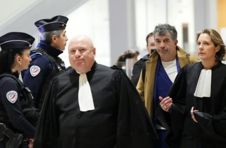 Stéphane Plaza arrive au tribunal correctionnel de Paris, le 9 janvier 2025, avec ses avocats Maître Carlo Alberto Brusa et Maître Hélène Plumet ( AFP / Dimitar DILKOFF )