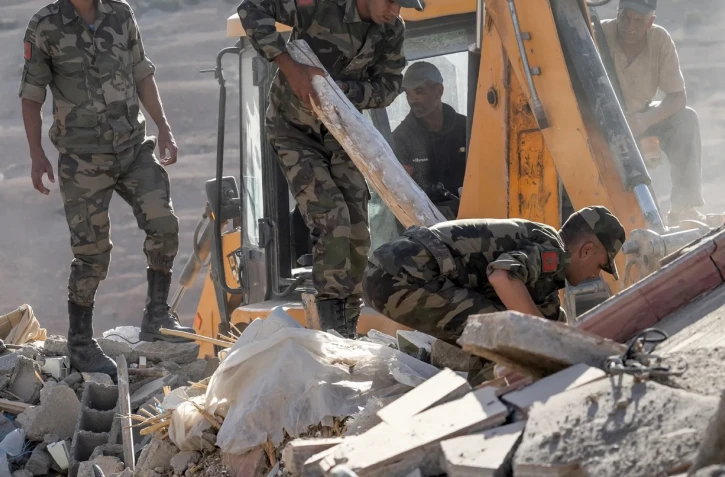Les forces armées marocaines recherchent dans les débris des habitations détruites dans le séisme dans le village de Tafeghaghte, à l'ouest de Marrakech, le 9 septembre 2023
