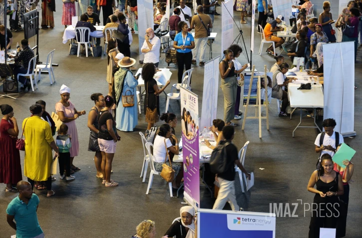 salon de l'emploi stade Ivoula 