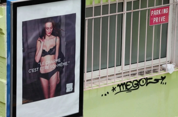 Un panneau publicitaire