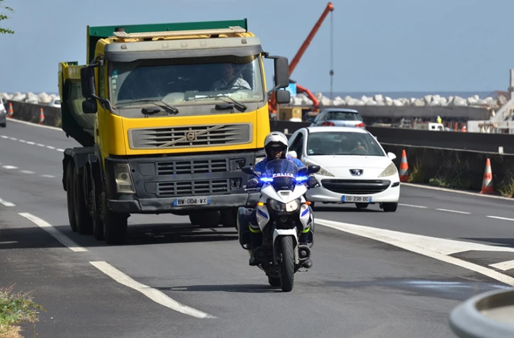Contrôle de poids lourds Police sur la route du littoral