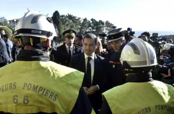 Le ministre de l'Intérieur Gérald Darmanin à Banyuls-sur-Mer après un important incendie, le 17 avril 2023 dans les Pyrénées-Orientales ( AFP / RAYMOND ROIG )