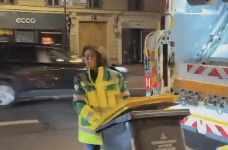 Rachida Dati monte à l’arrière d’un camion et ramasse les poubelles dans les rues de Paris