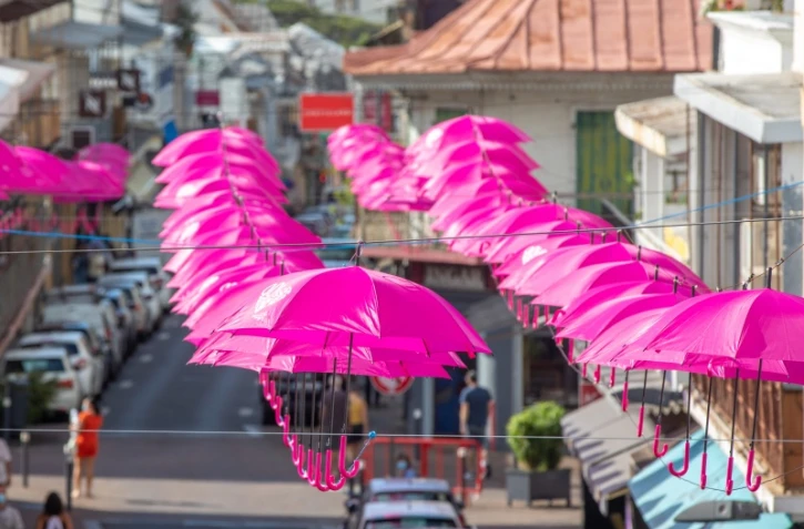 Parapluies roses octobre rose Saint-Denis
