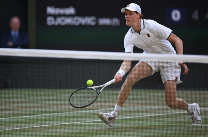 Le N.1 mondial, l'Italien Jannik Sinner, en demi-finale de Wimbledon contre le Serbe Novak Djokovic, le 10 juillet 2026 Ă Londres