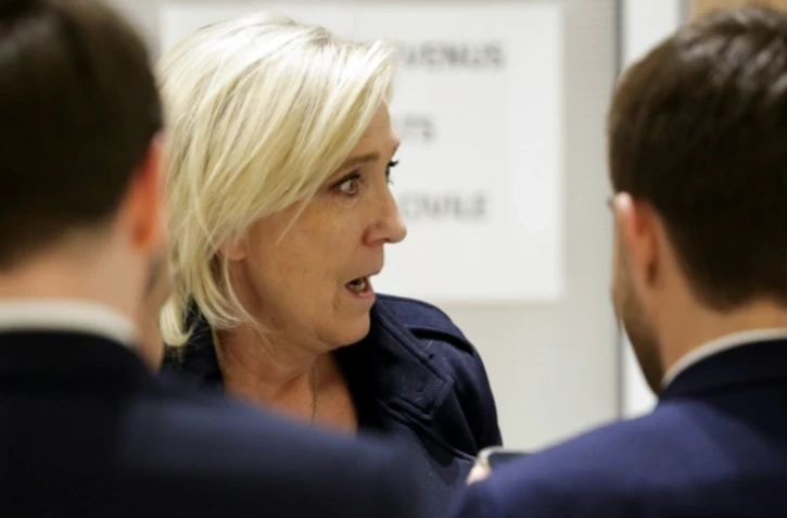 La cheffe de file du Rassemblement National (RN) Marine Le Pen réagit dans les couloirs du palais de justice lors du procès du RN, le 13 novembre 2024 à Paris ( AFP / GEOFFROY VAN DER HASSELT )