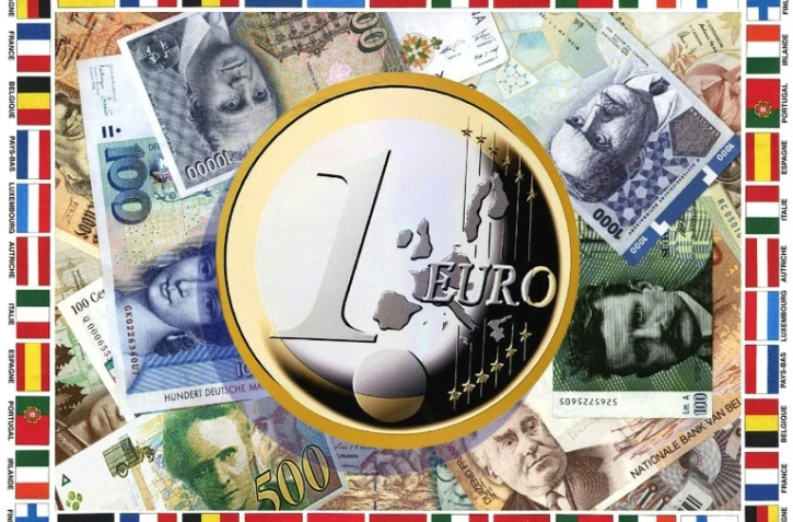 Montage d'illustration sur l'introduction il y a 15 ans de la monnaie unique