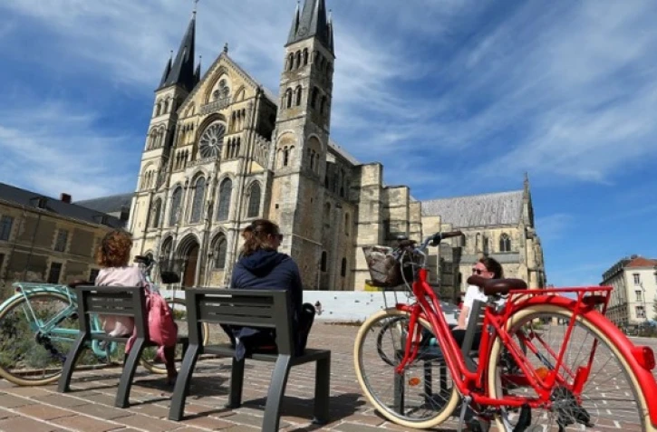 Devant la cathédrale de Reims, samedi. 