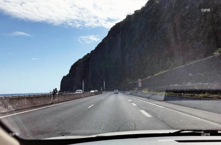 La falaise de la route du Littoral inspectée par hélicoptère