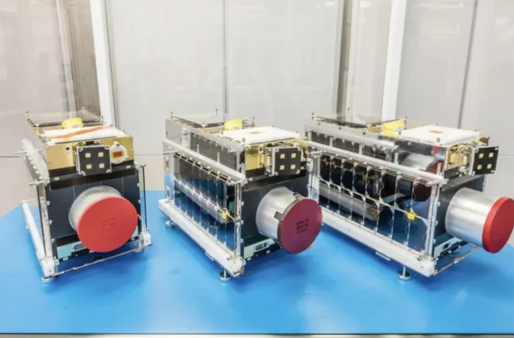 Photo non datée diffusée le 17 mai 2023 par l'entreprise canadienne GHGSat de trois de ses satellites utilisés pour détecter les fuites de gaz à effet de serre de l'industrie pétrolière et gazière ( GHGSat satellites / - )