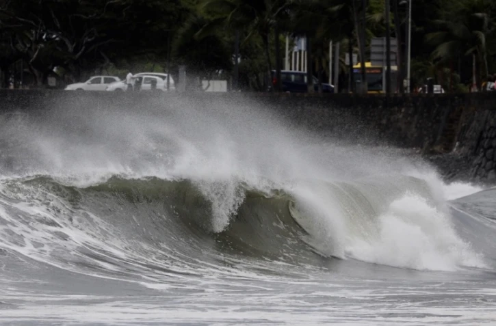 De la houle près de l\'embouchure de la rivière Saint-Denis.