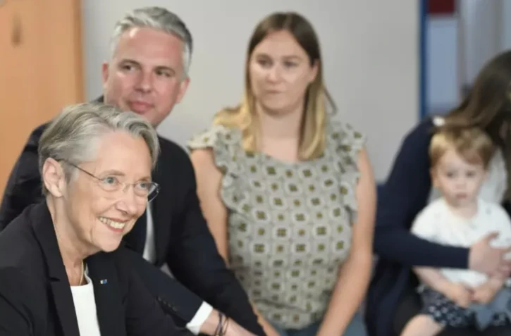 La Première ministre Elisabeth Borne et le ministre des Solidarités et de l'Autonomie Jean-Christophe Combe le 1er juin 2023 dans une crèche à Angers ( AFP / JEAN-FRANCOIS MONIER )