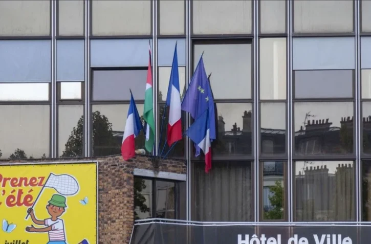 Le fronton de l'hôtel de ville de Malakoff, sur lequel était hissé le drapeau palestinien ce samedi 20 septembre 2025. - CAROLINE PAUX / Hans Lucas / Hans Lucas via AFP
