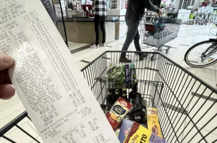 La fin de l'impression systématique du ticket de caisse papier va entrer en vigueur au 1er août ( AFP / DENIS CHARLET )