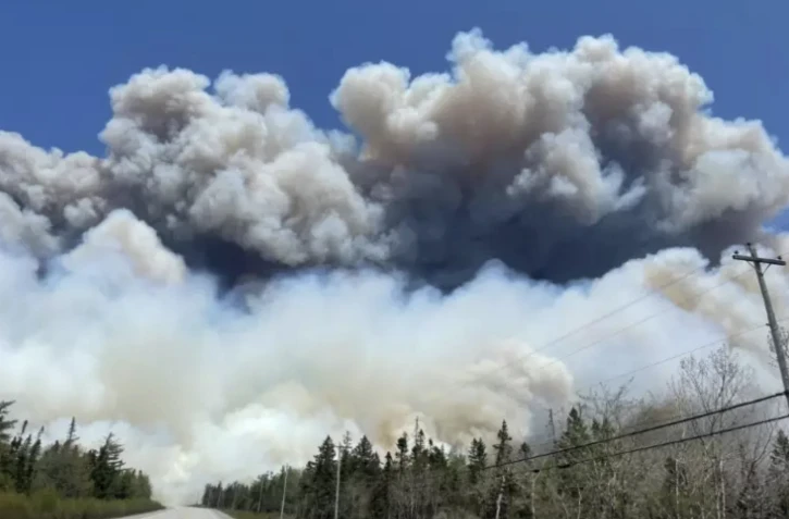 De la fumée s'élève d'un feu de forêt près du lac Barrington dans le comté de Shelburne en Nouvelle-Écosse, le 28 mai 2023. Image fournie par le gouvernement de la Nouvelle-Écosse au Canada ( Nova Scotia Government / Handout )
