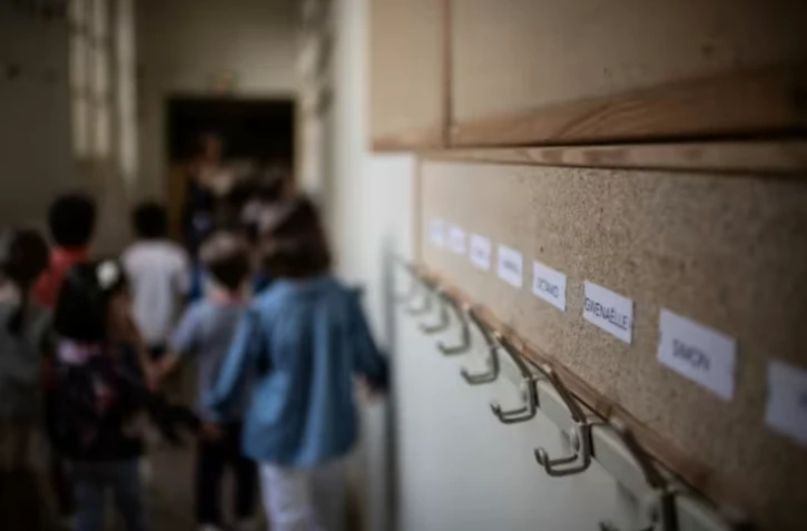 Un collectif citoyen de parents d'élèves exhorte Emmanuel Macron, dans une lettre ouverte publiée par La Tribune dimanche, à "protéger" les enfants après une série de signalements d'agressions sexuelles dans des écoles ( AFP / Martin BUREAU )