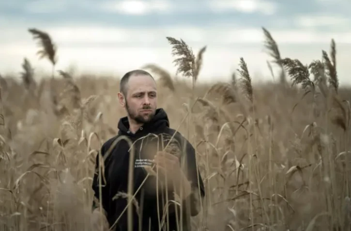 Jacobus van Hoorne, 37 ans, ex-scientifique du Cern reconverti artisan couvreur, dans ses champs à Breitenbrunn, en Autriche, le 9 mars 2023 ( AFP / JOE KLAMAR )