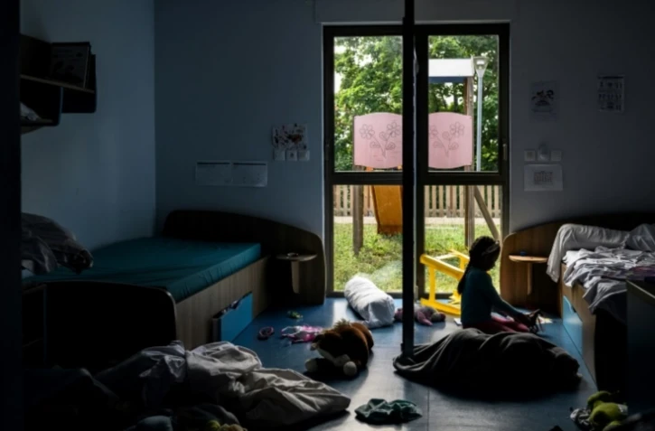 Des enfants jouent dans leur chambre du foyer d'accueil "La Maison", à Charbonnieres-les-Bains (Rhône), le 25 mai 2022 ( AFP / JEFF PACHOUD )