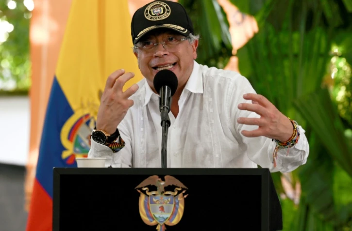 Le président colombien Gustavo Petro prononce un discours lors d'une cérémonie de destruction de matériel de guerre à Puerto Asís, en Colombie, le 15 octobre 2025