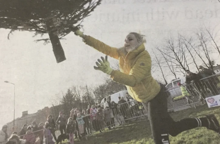 Irlande: on lui refuse une indemnisation pour "invalidité" après un concours de lancé d'arbre de Noël