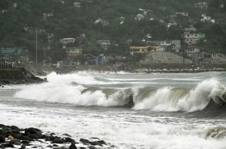 Une vue de la mer agitée, le 25 octobre 2025 à Kingston en Jamaïque. (RICARDO MAKYN / AFP)