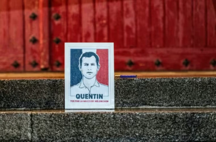 Une pancarte "Quentin tué par la milice de Mélenchon" lors d'une manifestation en hommage à Quentin Deranque, le 18 février 2026 à Nantes ( AFP / Sebastien Salom-Gomis )