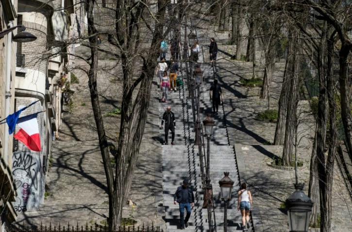 Des badauds à Montmartre, le 5 avril 2020 