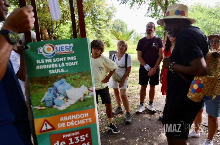Saint-Paul : à la grotte des Premiers Français, des médiateurs invitent les usagers à ramasser leurs déchets