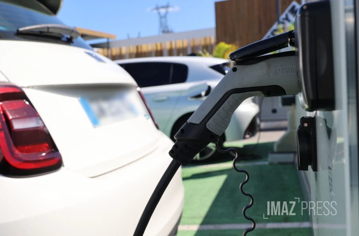 Borne de rechargement pour véhicule électrique 