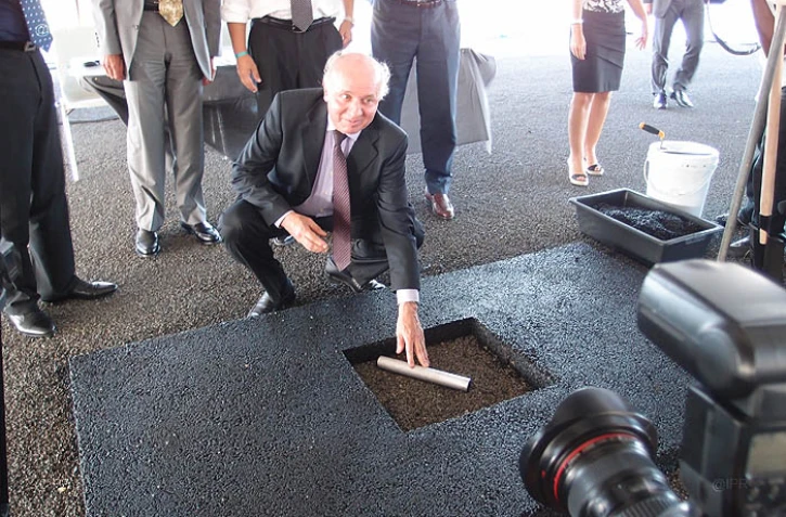 Pose de la première pierre des travaux de renforcement et d?élargissement des pistes et taxiways de l\'aéroport Roland Garros