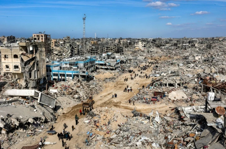 Des décombres de bâtiments près d'une clinique détruite de l'UNRWA dans le camp de réfugiés palestiniens de Jabalia, dans le nord de la bande de Gaza, le 19 janvier 2025