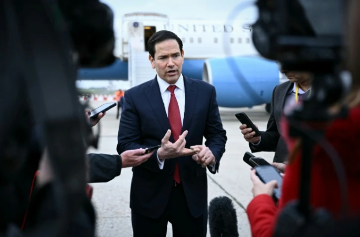 Le secrétaire d'État américain Marco Rubio s'adresse à la presse à l'issue d'une réunion des ministres des Affaires étrangères du G7 avant son départ de l'aéroport du Bourget, près de Paris, le 27 mars 2026