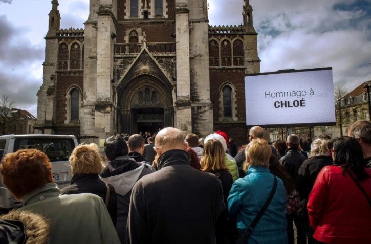 Des personnes assistent le 22 avril 2015 à Calais à la messe de funérailles de Chloé, une fillette de neuf ans, violée et tuée quelques jours plus tôt par un Polonais, Zbigniew Huminski
