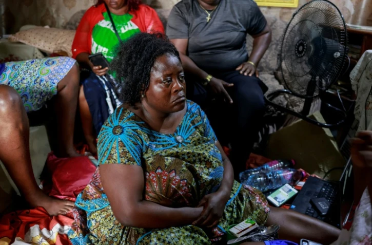 Des proches viennent apporter leur soutien à Elodie Fougué, dont le conjoint, Achille Simo, a été tué en marge des violences qui secouent le Cameroun depuis la réélection contestée de Paul Biya, le 31 octobre 2025 à Douala 