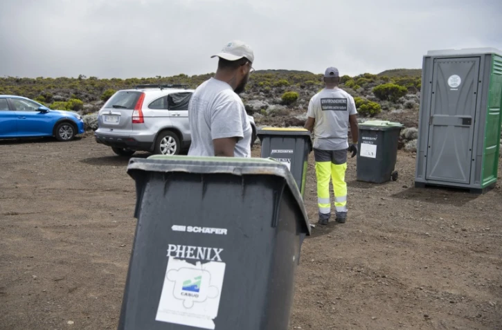 Des toilettes, des bacs verts et jaunes installés au volcan