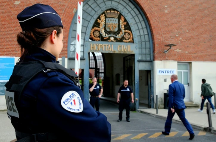 Des policiers devant l'entrée du CHU de Reims après qu'une infirmière et une secrétaire médicale ont été agressées au couteau, le 22 mai 2023 