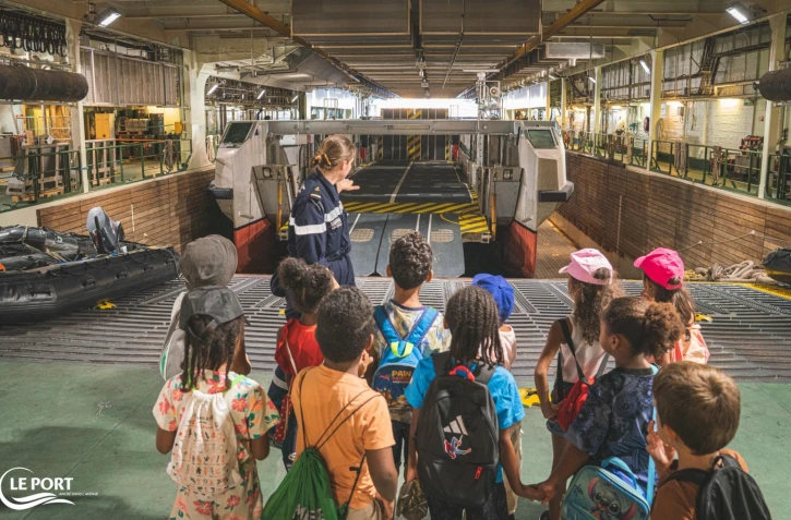 Le Port : une classe de CP découvre le porte hélicoptères Dixmude