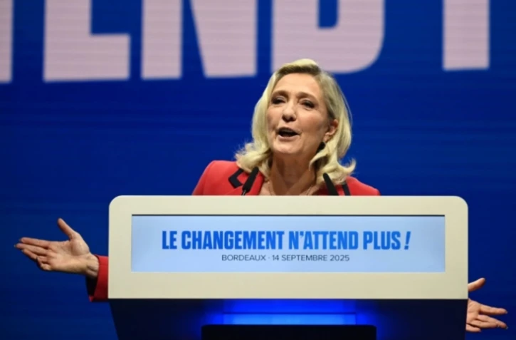 Marine Le Pen (Rassemblement national) devant des partisans à Bordeaux, le 14 septembre 2025 ( AFP / Christophe ARCHAMBAULT )