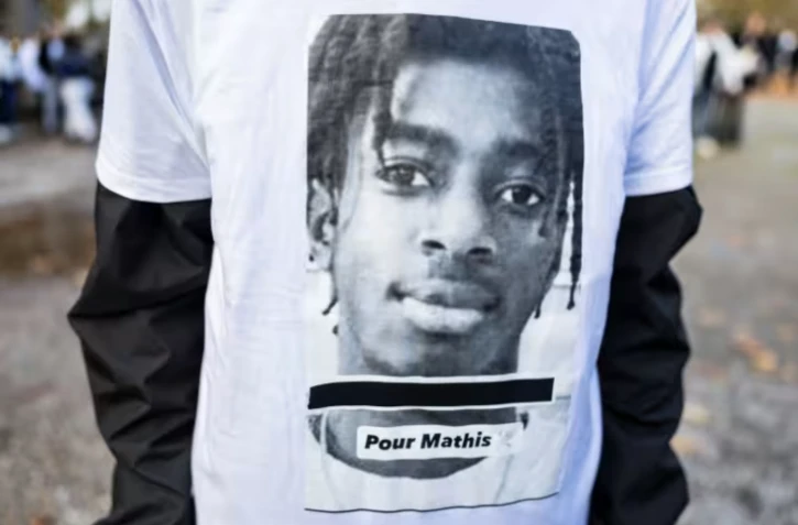 Un jeune porte un tee-shirt avec le visage de Mathis lors du rassemblement pour lui rendre hommage à Saint-Omer, le 11 novembre 2025 ( AFP / Sameer Al-DOUMY )