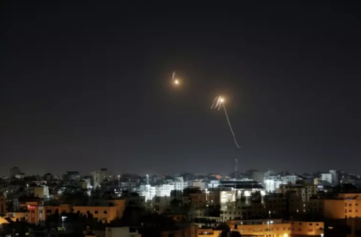 La défense aérienne israélienne intercepte des roquettes tirées depuis la bande de Gaza, le 7 avril 2023 ( AFP / MOHAMMED ABED )