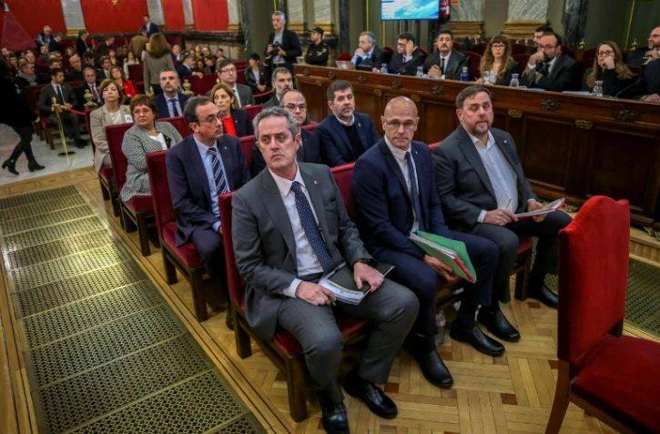De droite à gauche, en partant du 1er rang: les dirigeants indépendantistes catalans Oriol Junqueras, Raul Romeva, Joaquim Forn, Jordi Sanchez, Jordi Turull, Josep Rull, Jordi Cuixart, Carme Forcadell, Dolors Bassa, Carles Mundo, Santi Vila et Meritxel Borras comparaissent devant la Cour suprême à Barcelone, le 12 février 2019