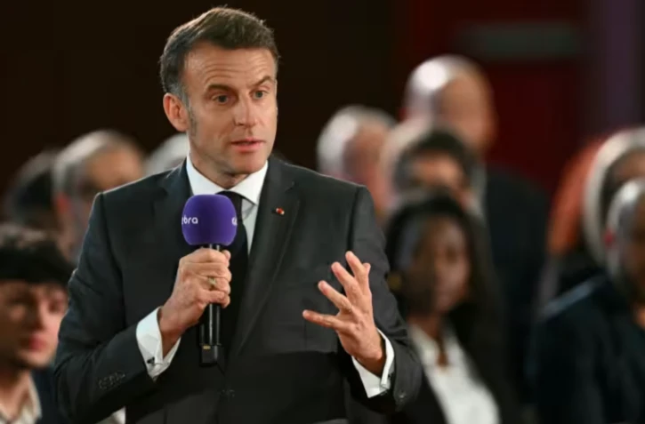 Le président Emmanuel Macron s'exprime devant des lecteurs du groupe de presse Ebra, le 28 novembre 2025 à Mirecourt, dans les Vosges ( POOL / SEBASTIEN BOZON )