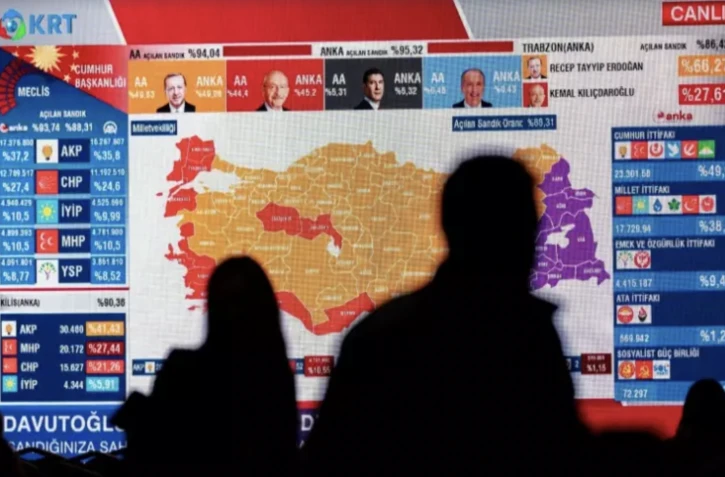 Un écran géant diffuse les résultats électoraux, le 14 mai 2023 à Istanbul ( AFP / Yasin AKGUL )
