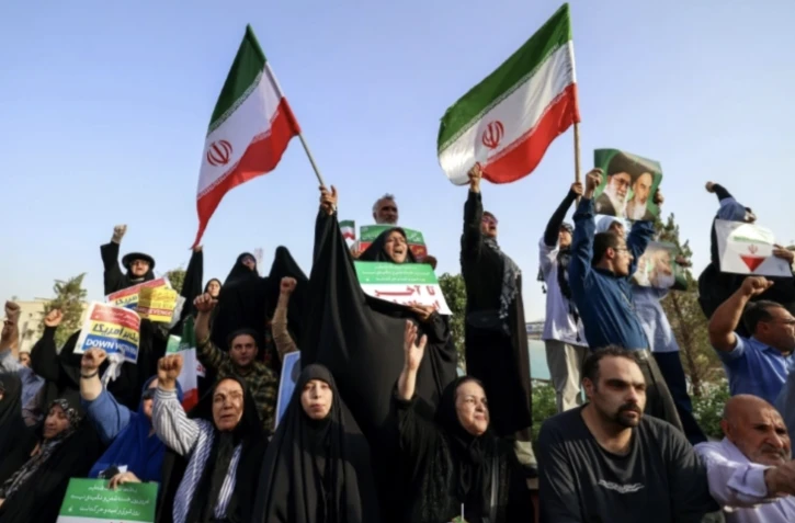 Des manifestants iraniens célèbrent le cessez-le-feu avec Israël, le 24 juin 2025 à Téhéran ( AFP / ATTA KENARE )