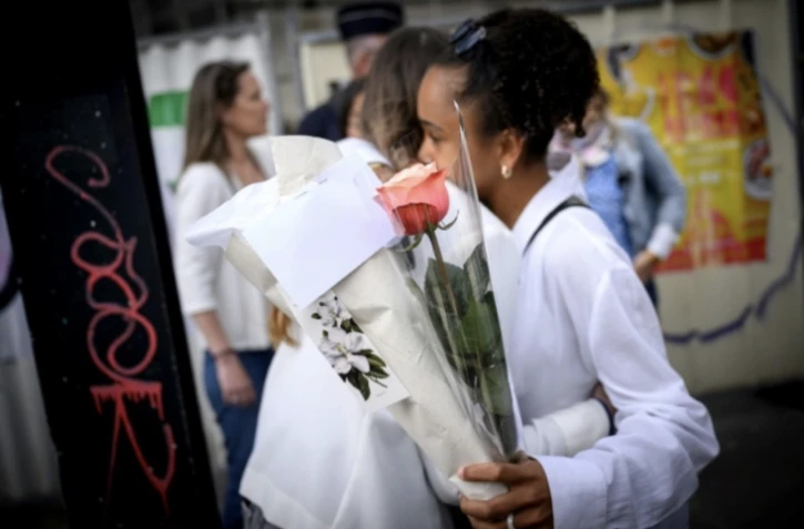 Des élèves arrivent pour participer à un rassemblement au lycée Notre-Dame de Toutes-Aides pour rendre hommage aux victimes à la suite d'une attaque au couteau, le 25 avril 2025 à Nantes ( AFP / Loic VENANCE )