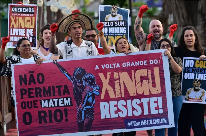 Des représentants autochtones et militants de l'organisation Alianca Pela Volta Grande do Xingu manifestent pour demander au président Lula et aux délégués de la COP30 de protéger l'Amazonie, à Guajara Bay, à Belém, le 14 novembre 2025 © Pablo PORCIUNCULA / AFP