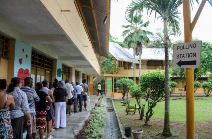 Des électeurs font la queue dans un bureau de vote à Victoria, la capitale des Seychelles le 27 septembre 2025, lors des élections présidentielles et parlementaires. ( AFP / Rassin VANNIER )