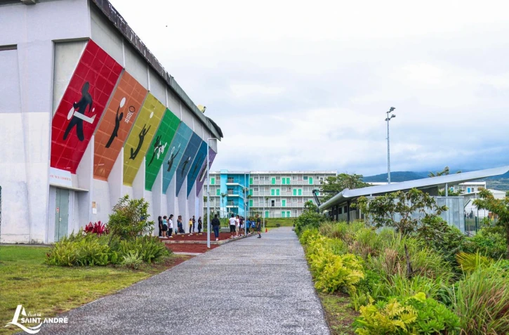 Saint-André : le maire Joé Bédier inaugure le complexe sportif de Mille-Roches