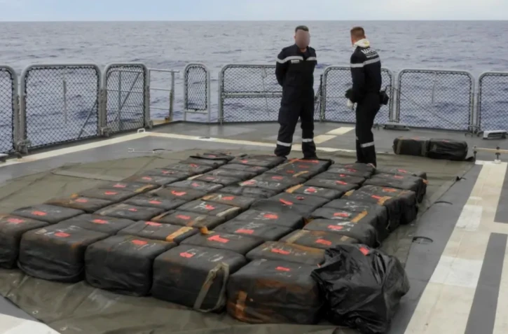 Le contrôle effectué à bord du navire a permis la découverte de 174 ballots de cocaïne, pour un total de 4,24 tonnes. · ©Haut-Commissariat